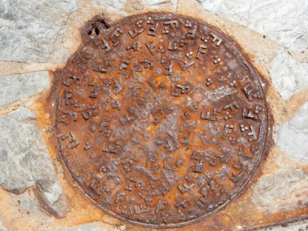 “TIỀN MẤT TẬT MANG” VỚI NHỮNG NẮP HỐ GA GIÁ RẺ