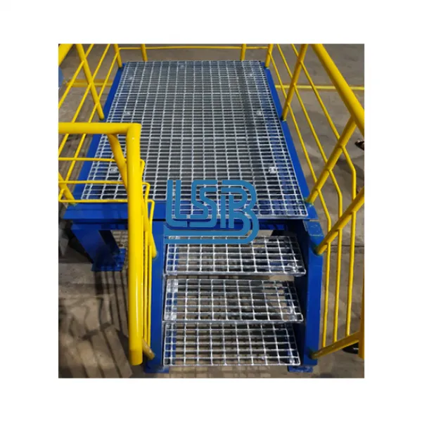 Bậc cầu thang grating
